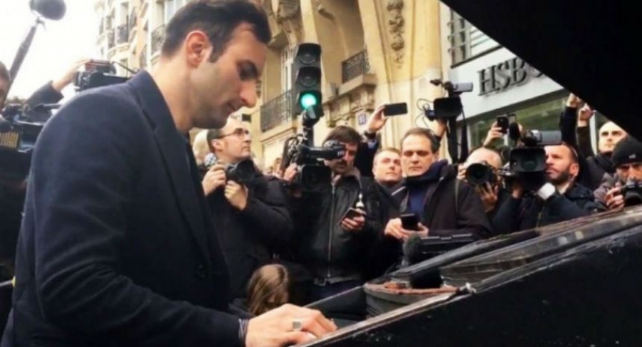 Pianista toca “Imagine” afuera del Bataclan en Paris