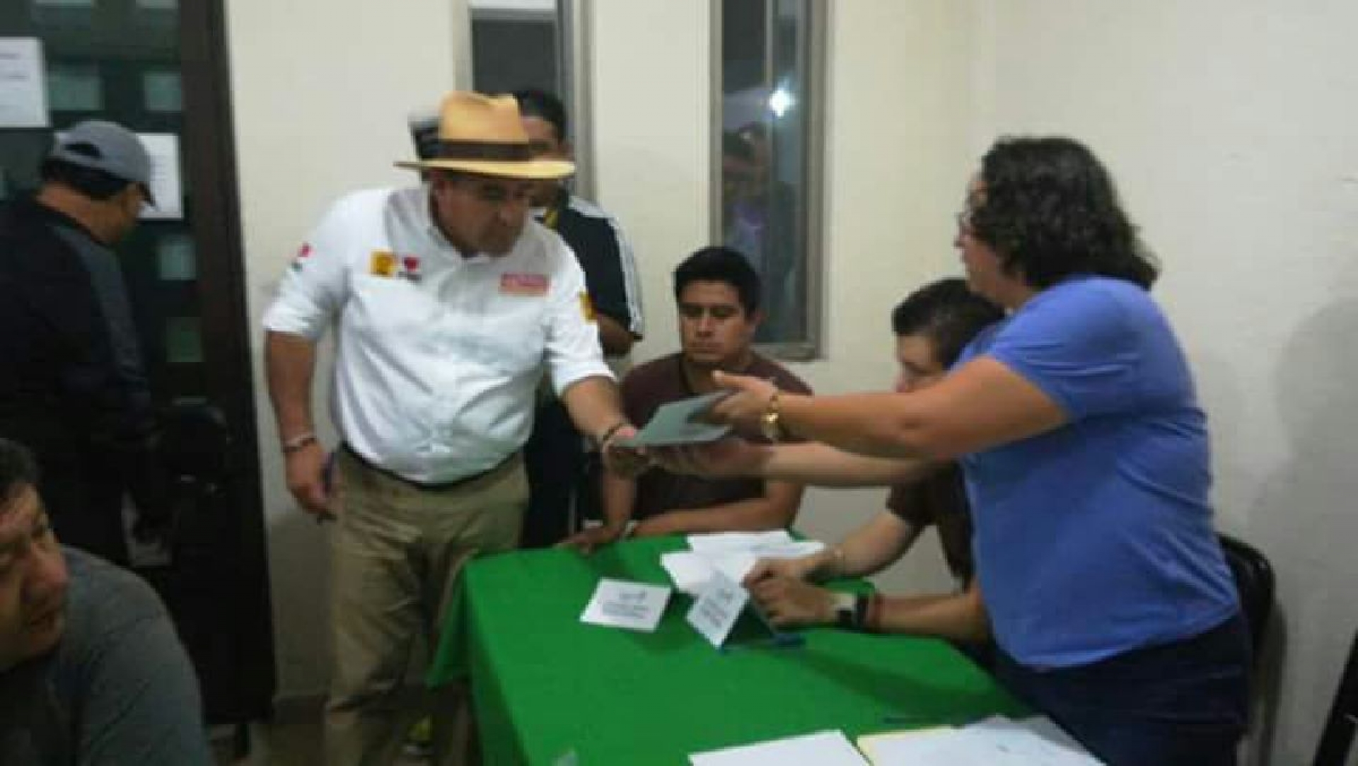 Entregan a Agustín Alonso Gutiérrez su constancia de mayoría de votos